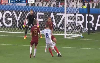 VIDEO: Lallana sút trượt khung thành trong gang tấc